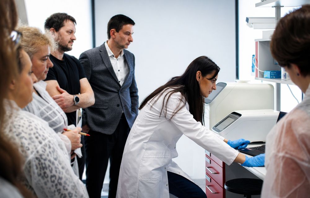 Uczestnicy pokazu dotyczącego wykrywania Salmonella metodą Real-Time PCR organizowanego w ramach Argenta Experience Lab